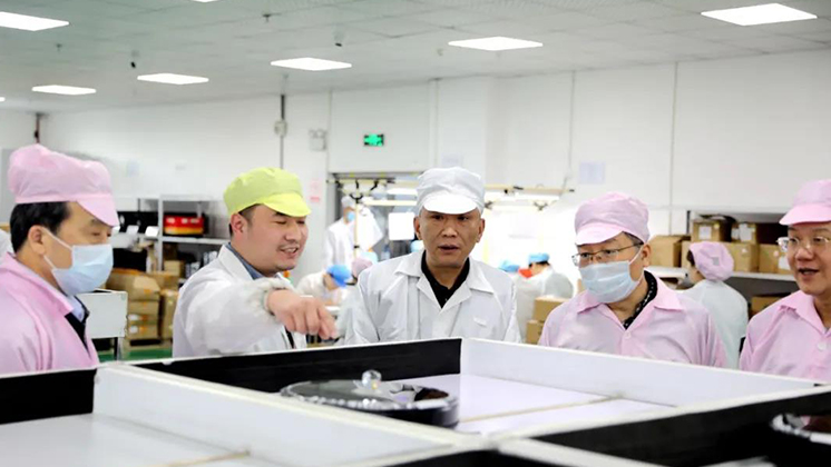 省人大常委會(huì)委員、省人大財(cái)政經(jīng)濟(jì)委員會(huì)主任委員張亦賢一行調(diào)研炬神電子